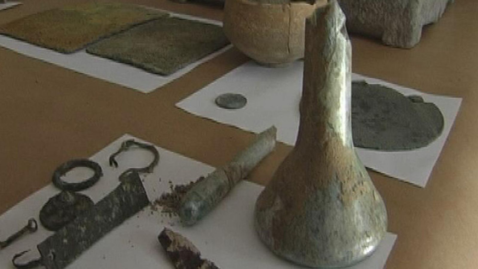 Reportaje de televisión sobre robo y expolio de antigüedades en yacimientos de España: Baeza, yacimiento de Cástulo, Jaén.