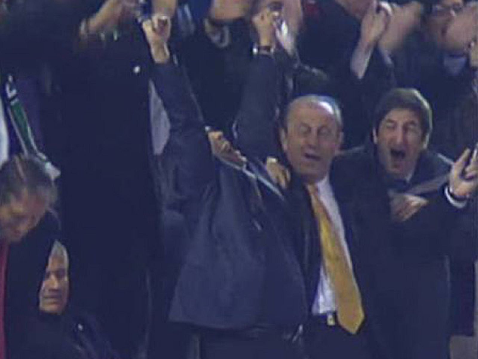 Aunque el palco de un campo de fútbol no es el lugar más apropiado para celebrar los goles de tu equipo, la alegría de Florentino Pérez en Lyon recuerda a otros grandes saltos, como los que en su día dieron Jesús Gil o Joan Gaspart.