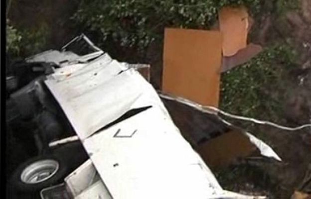  - Rescatado el conductor de un camión