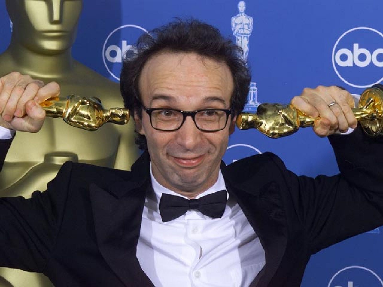 Roberto Benigni consigue el Oscar a mejor actor por 'La vida es bella' | Ver