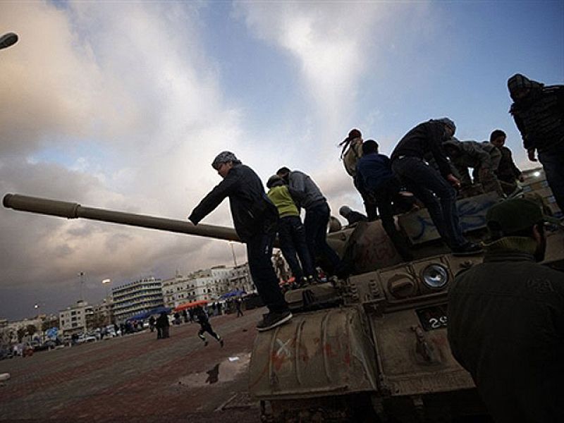 Los opositores acorralan a Gadafi en su bastión de Trípoli