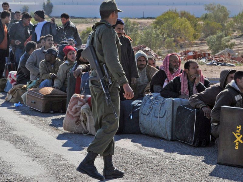 Continúa el éxodo en la frontera con Túnez