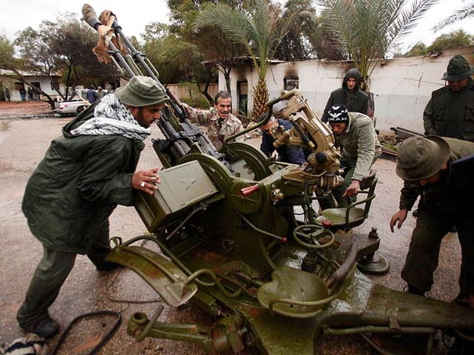 Gadafi, cada vez más acorralado en Trípoli