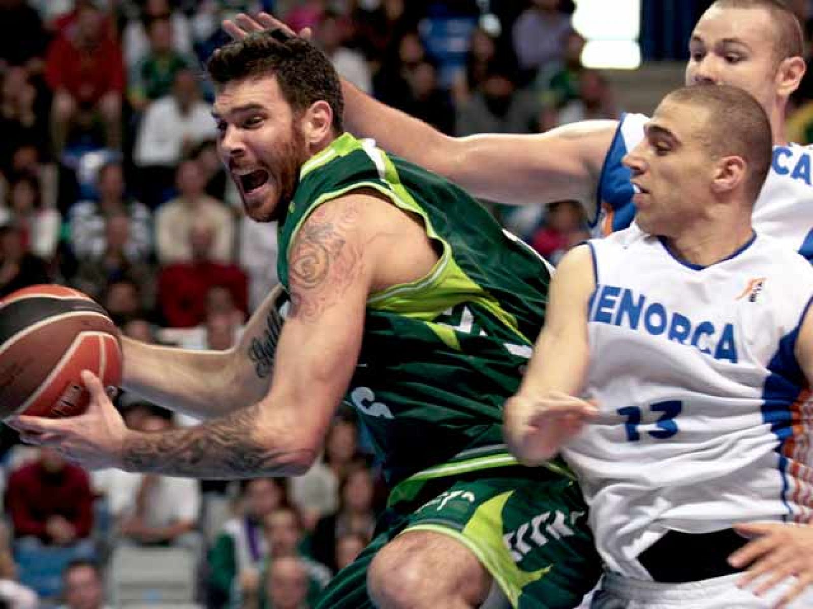 El Unicaja se apoyó en el acierto en el tiro exterior para imponerse a un Menorca Bàsquet que controló el partido durante muchos minutos (78-68)