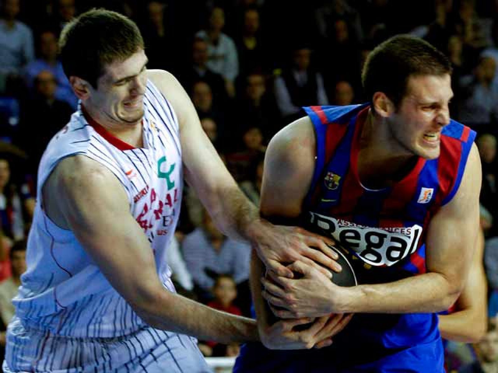 El Regal Barça refuerza su liderato tras vencer 89-66 a un Caja Laboral que aguantó hasta el descanso. Navarro (25) puso en pie al pabellón y guió a un equipo que sigue sin perder en 2011.