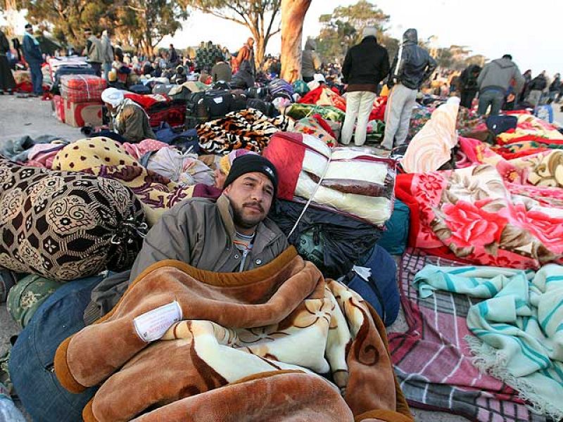 La bandera desgarrada es  un simbolo del avance de los libios en rebelión contra el régimen de Muamar el Gadafi.  Se ha recuperado la enseña de la monarquía anterior al golpe de estado que llevó al poder a Gadafi hace ya 42 años.