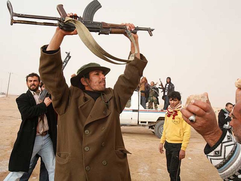 Los pro-Gadafi lanzan una ofensiva contra los rebeldes en el oeste