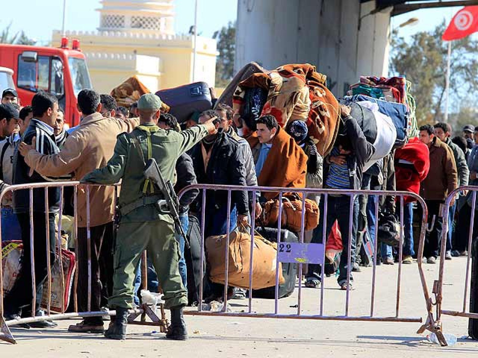 La llegada masiva de refugiados a Ras Jadir ha desbordado las previsiones de las ONG