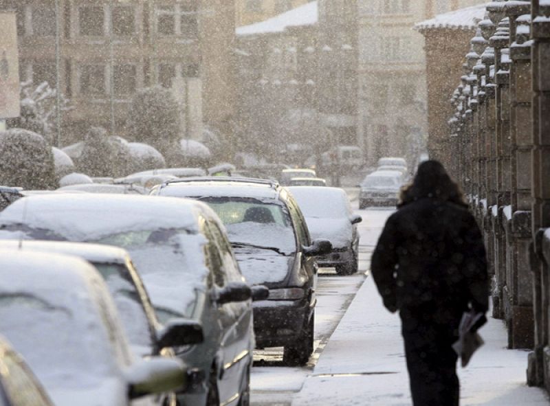El mal tiempo complica la circulación en las carreteras, sobre todo en la cornisa cantábrica