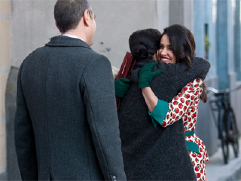 Amar - Chelo llega al barrio convertida en toda una estrella