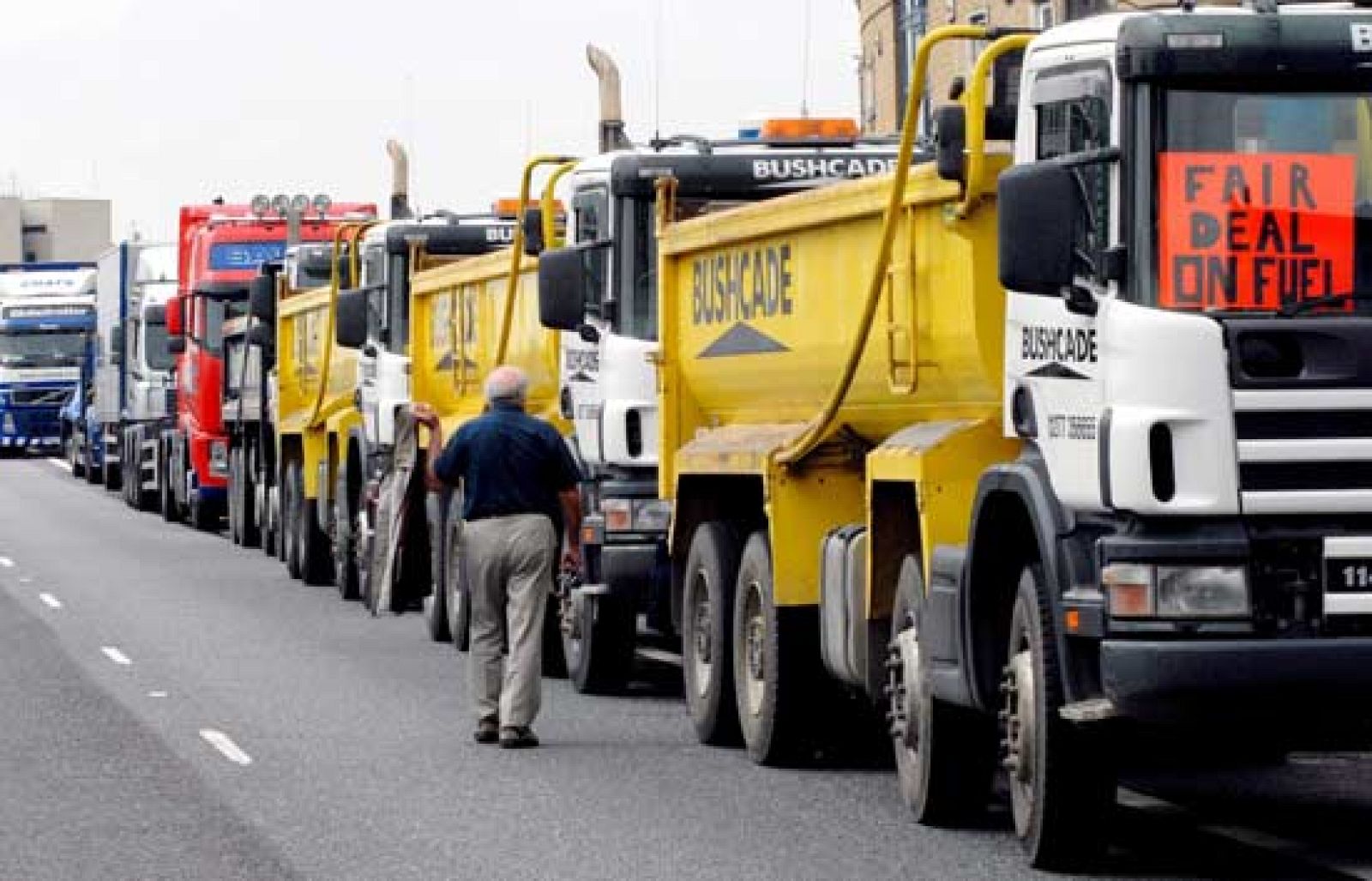 Los transportistas y pescadores europeos se movilizan contra la subida del gasóleo en el Reino Unido y Francia (27/05/08).