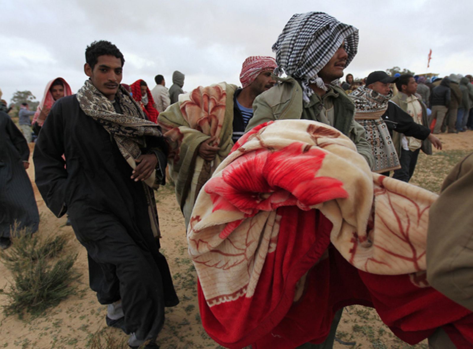 Desde que comenzó la revuelta 145 mil personas han huido de Libia por las fronteras de Egipto y Túnez