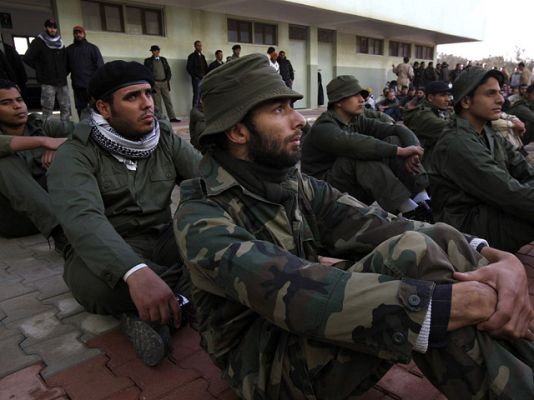  - La población libia se prepara para combatir a las fuerzas de Gadafi