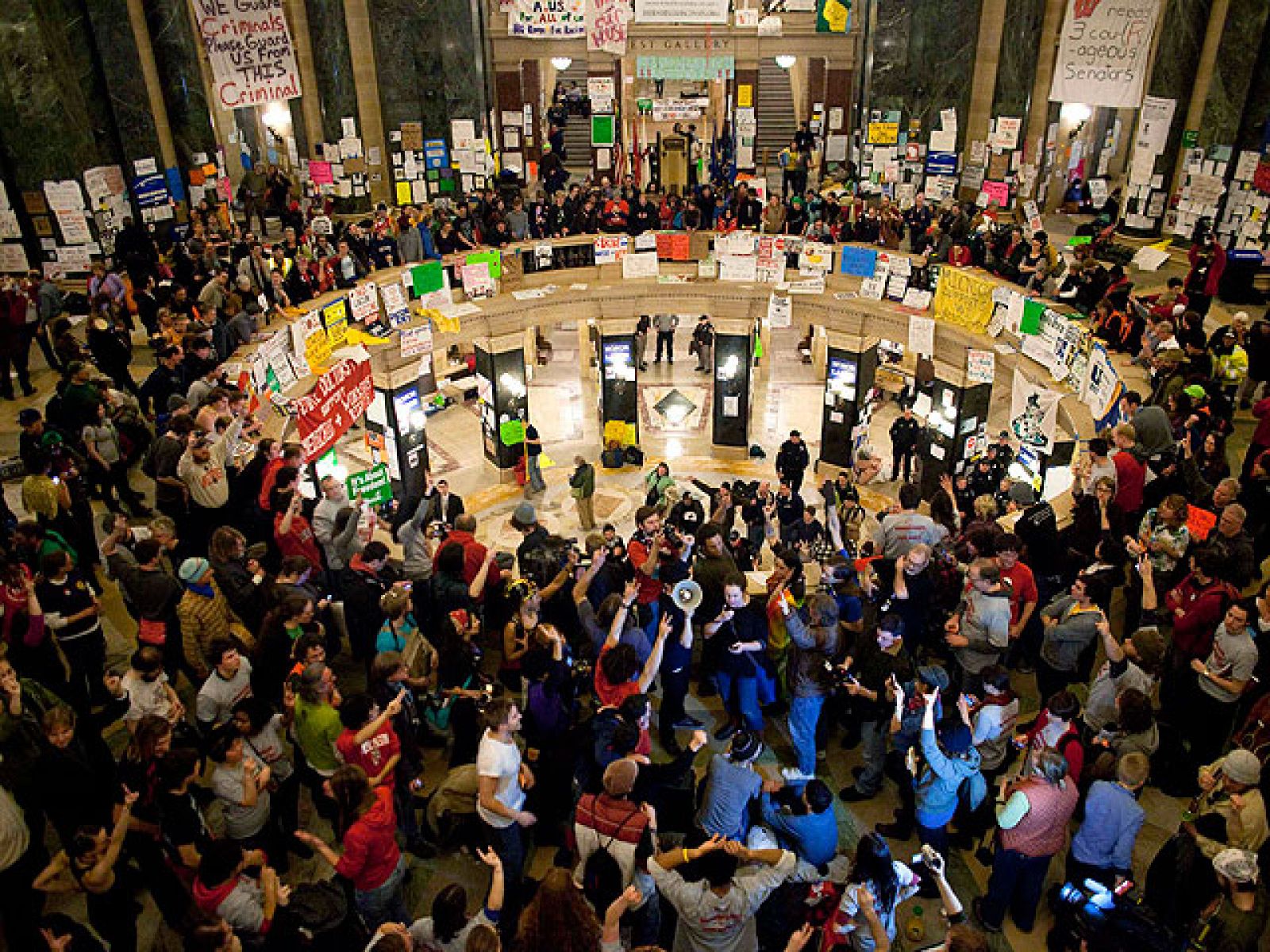 Wisconsin mantiene el plan de recortes pese a las protestas sindicales en todo EE.UU. | Ver