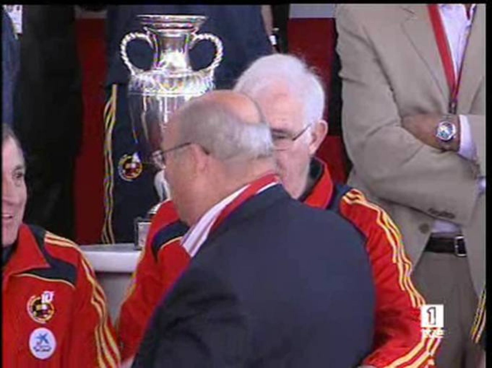 Los campeones del 64 visitan a los jugadores de la selección