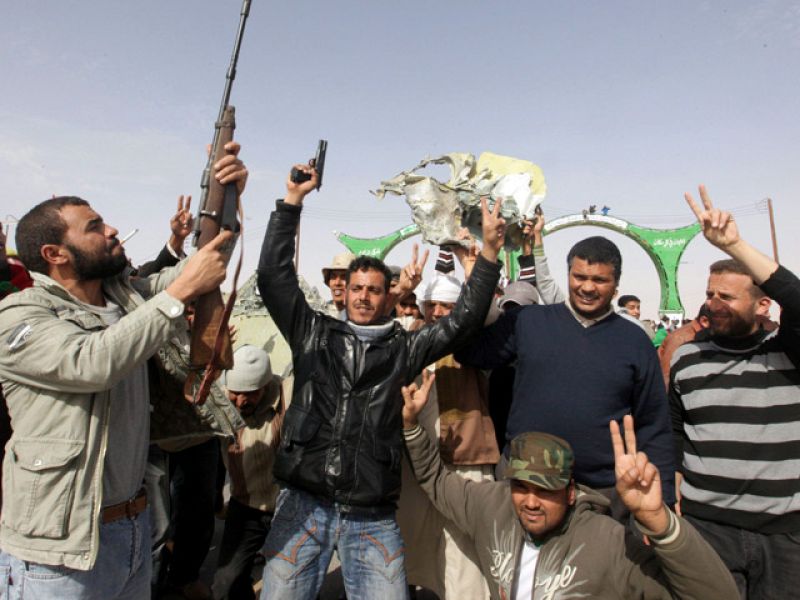 El ejército de Gadafi ha lanzado una contraofensiva para recuperar territorio perdido