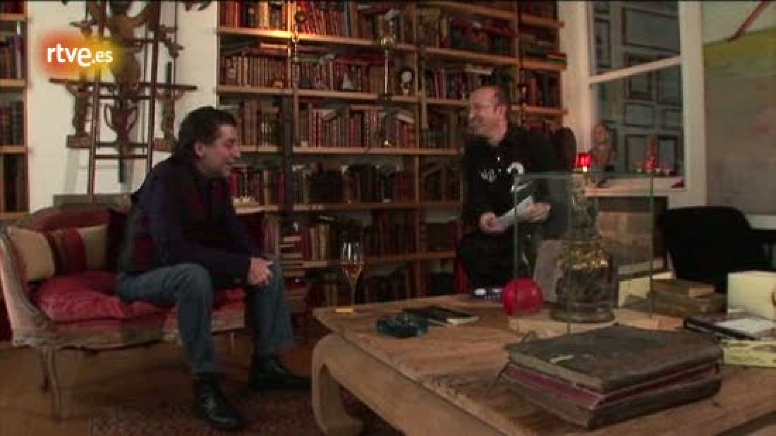 El cantautor y escritor Joaquín Sabina es uno de los protagonistas de en 'Página 2', el programa sobre Literatura de La 2 de TVE. Sabina charla con Óscar López en la espectacular y rica biblioteca que tiene en su casa.