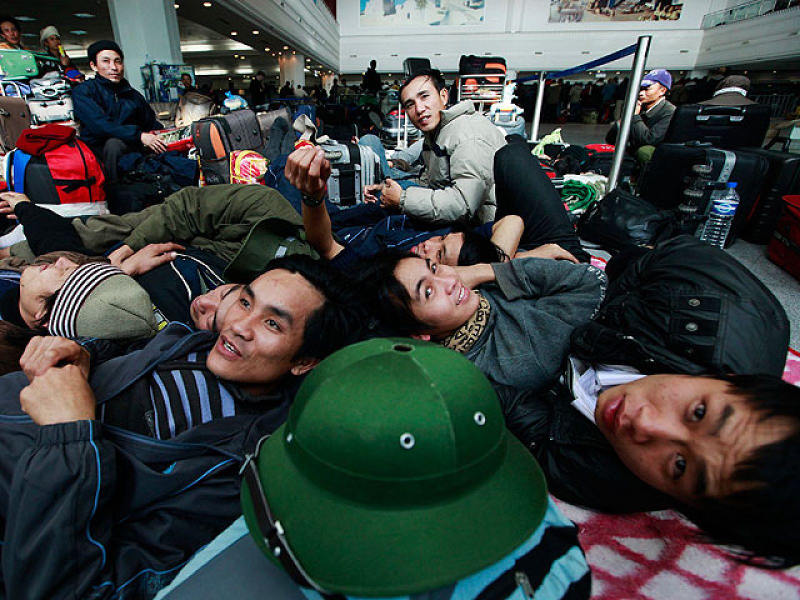 Empiezan a llegar los aviones europeos que van a repatriar a los extranjeros en Libia | Ver