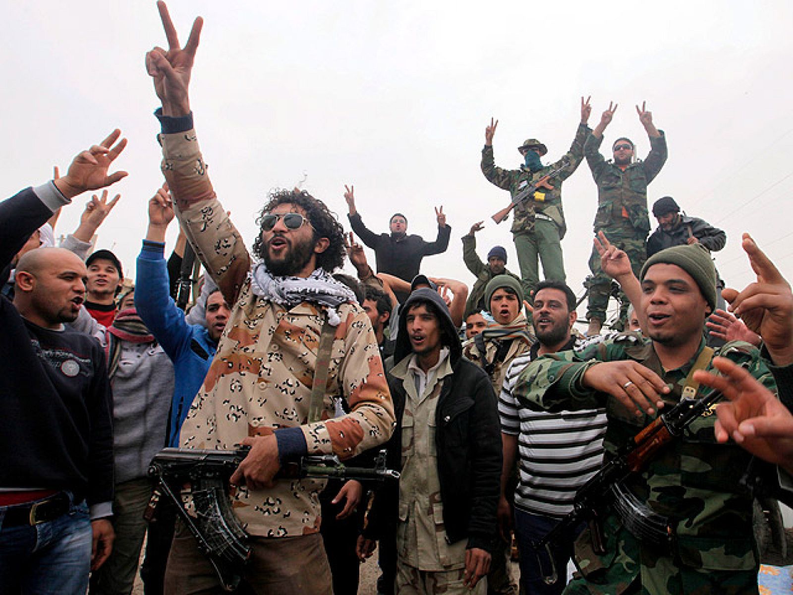 Gadafi ataca enclaves petrolíferos y reprime una manifestación en Trípoli