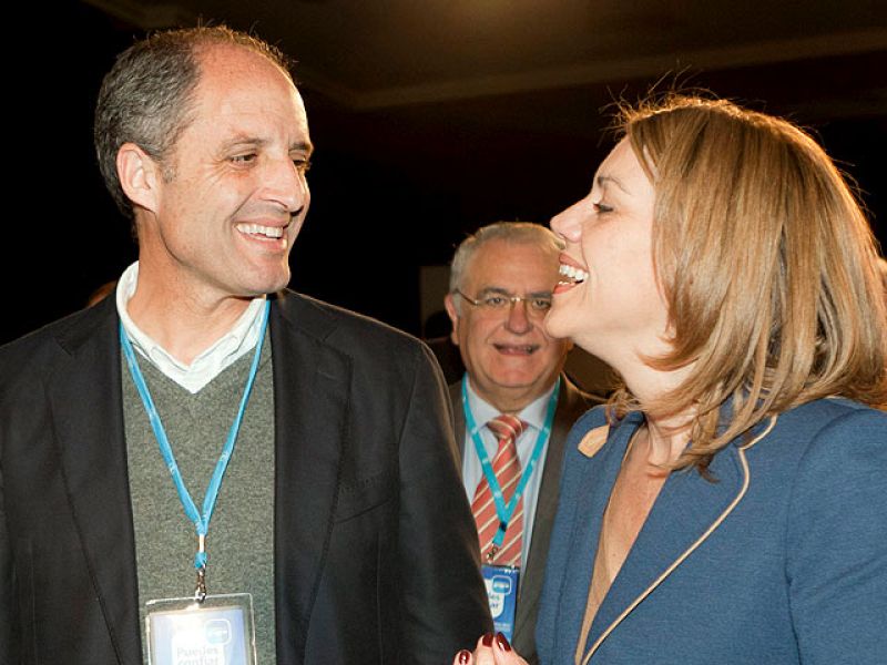 Camps se presenta en un vídeo unido a Rajoy pero este no va a la presentación | Ver