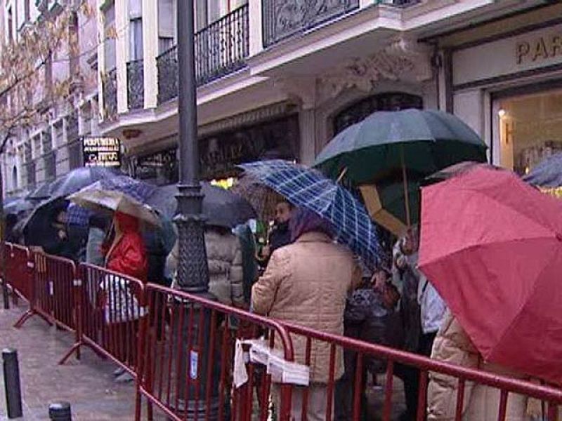 Miles de fieles acuden a la Iglesia de Jesús de Medinacelli para besar sus pies | Ver