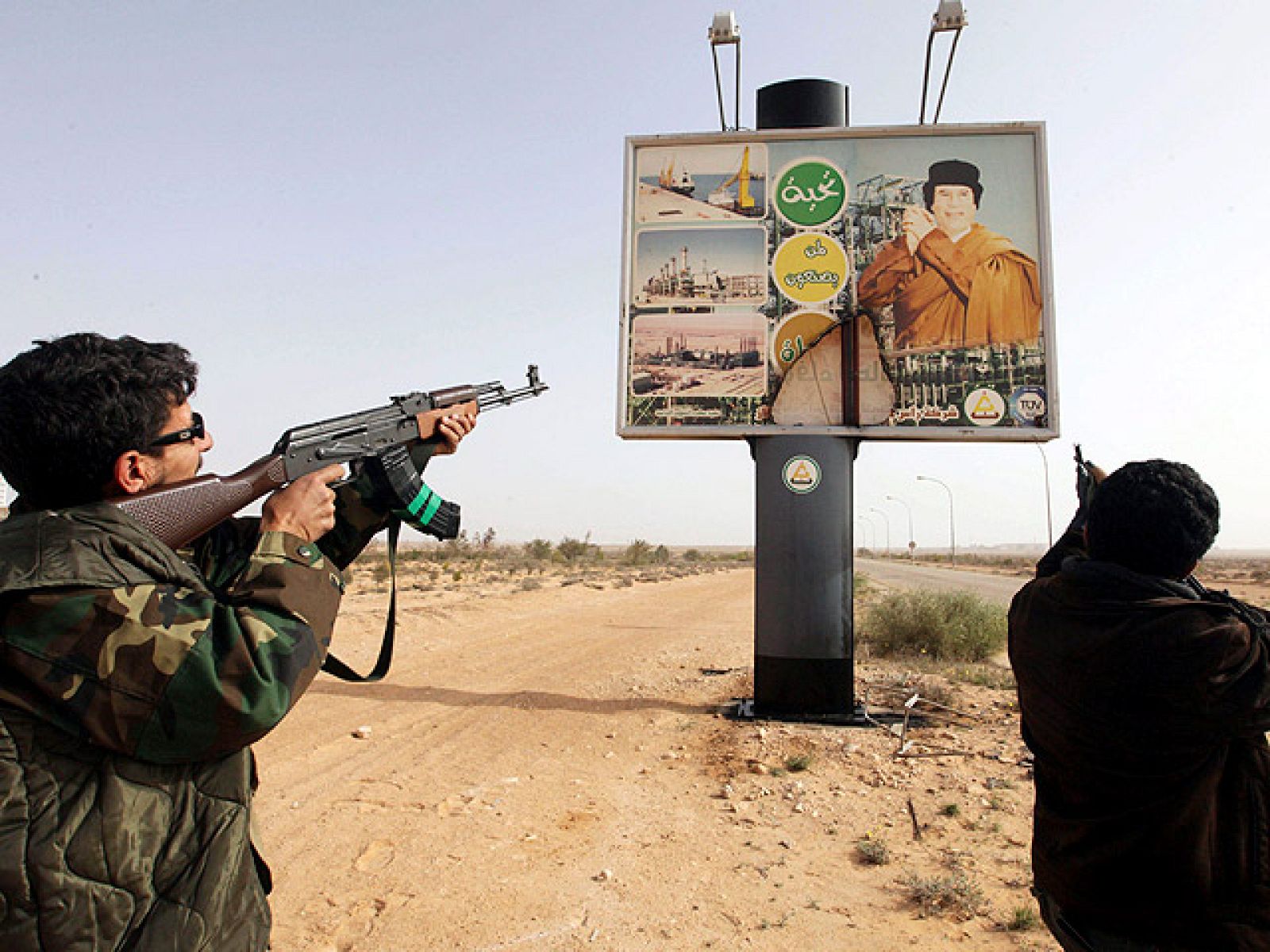 Gadafi intensifica sus ofensivas sobre las principales ciudades liberadas