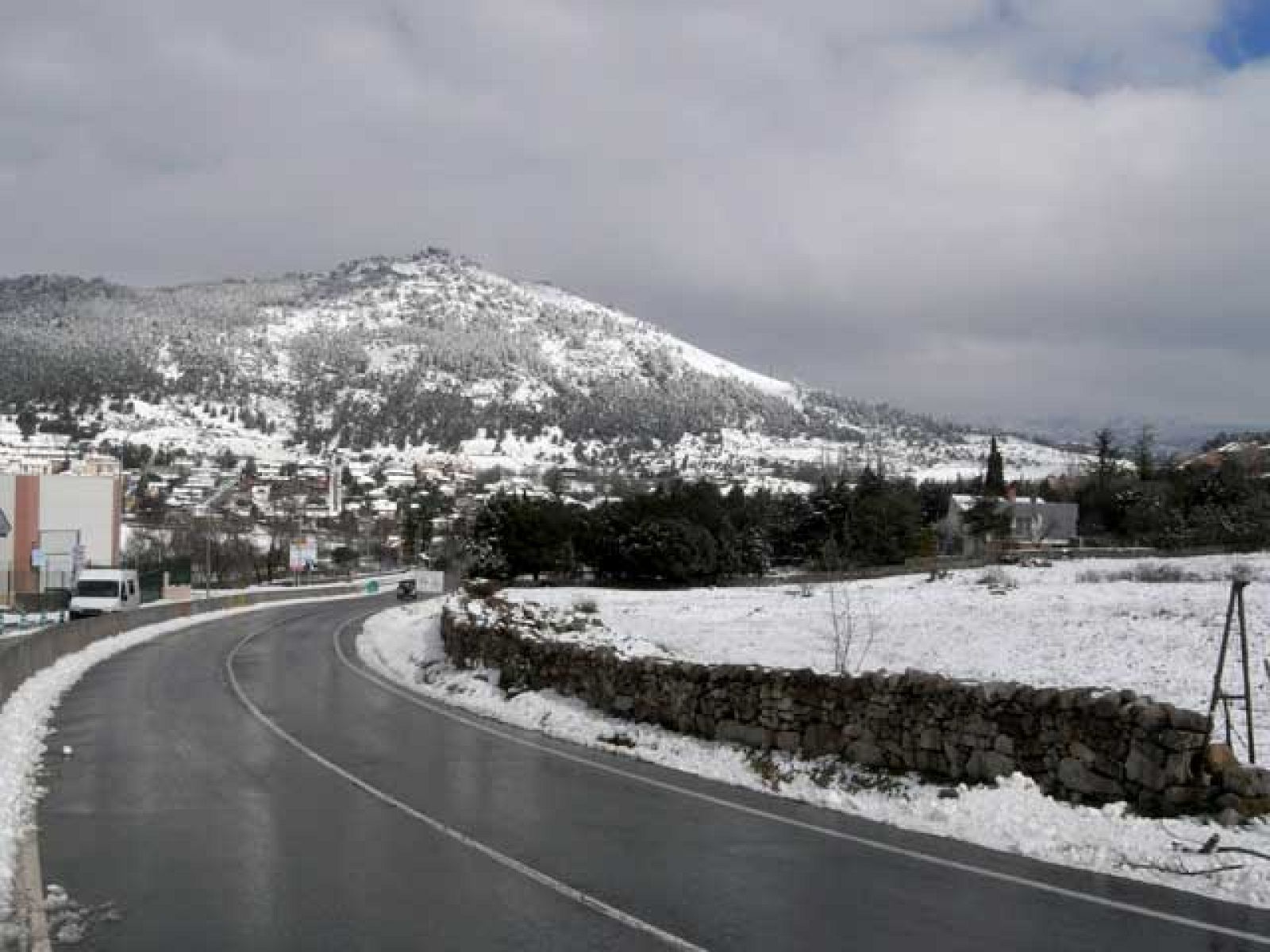 Una nevada colapsa la A-6