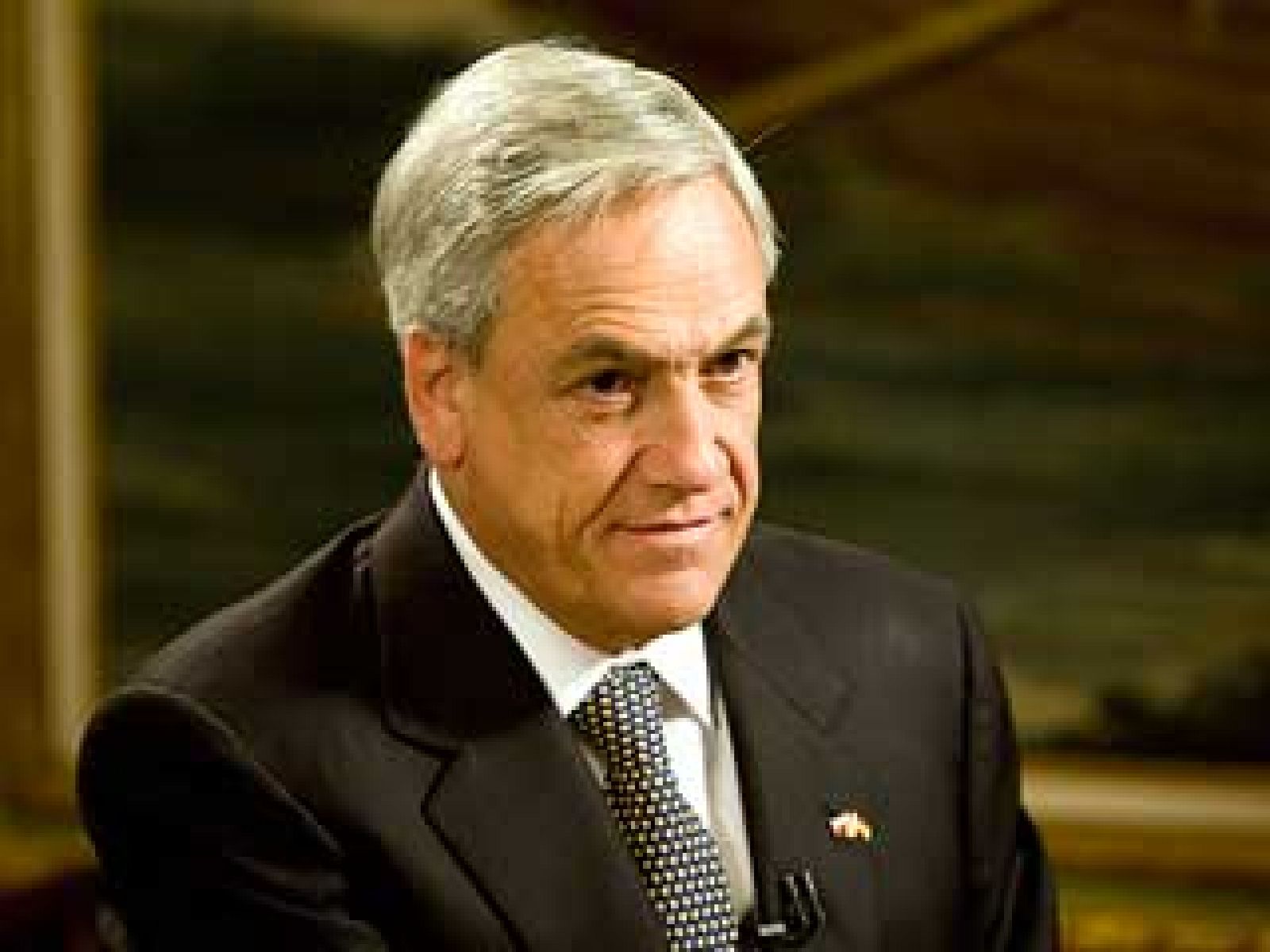 El presidente de Chile, Sebastián Piñera, ha alertado sobre la dificultad de intervenir en Libia, y ha defendido una solución interna que pase porque Gadafi dé un paso a un lado en una entrevista en Los Desayunos de TVE.