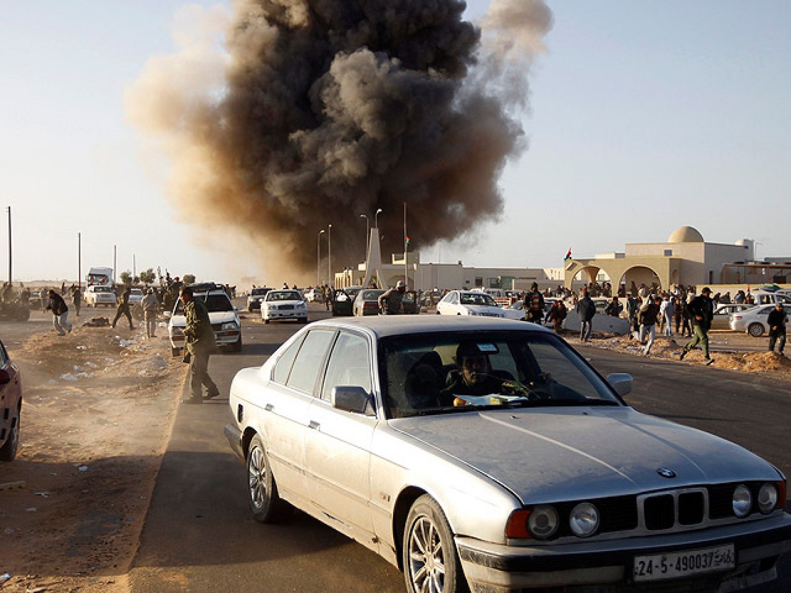 En Libia, el ejército de Gadafi intensifica sus ataques