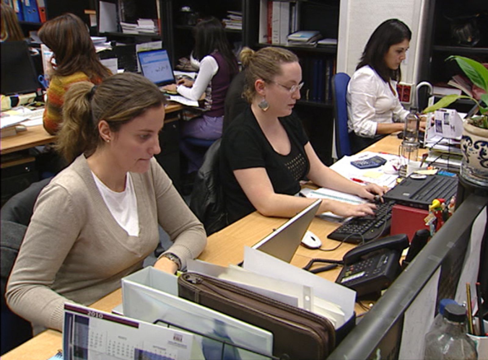 Una mujer tiene más posibilidades de tener un empleo precario