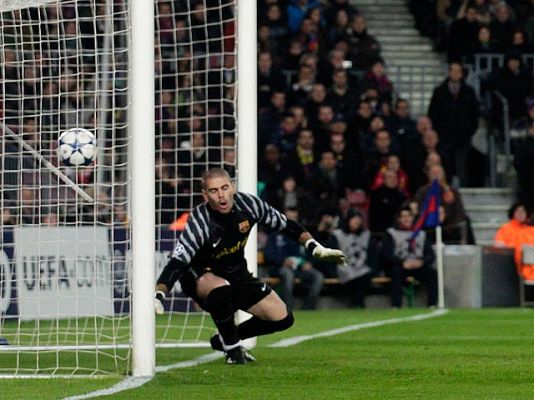 Champions League - Busquets mete en propia puerta (1-1)