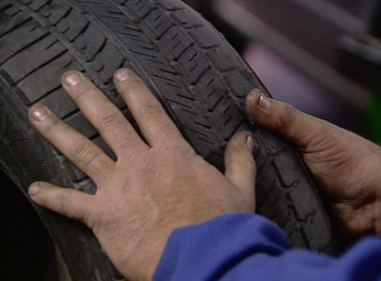 Telediario 1 - El Ministerio de Industria se reune con fabricantes de neumáticos para hacer un catálogo de las ruedas más eficientes