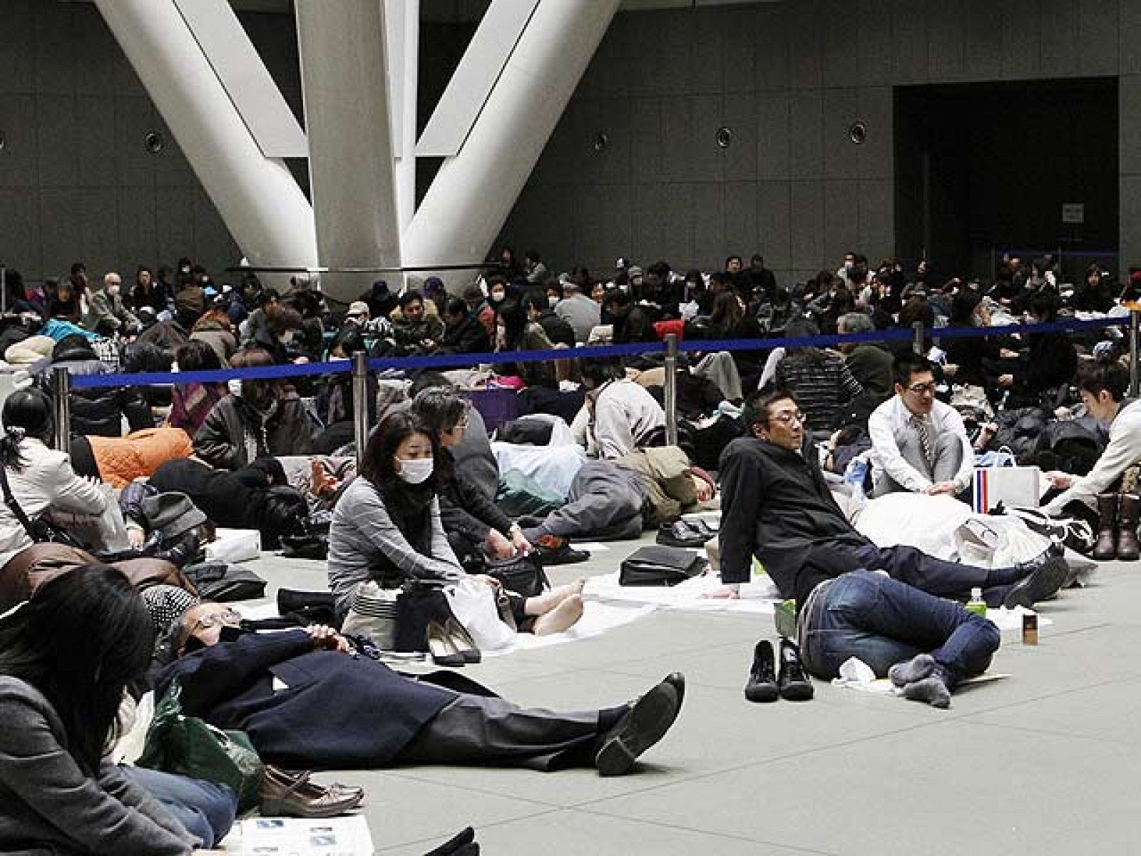 Los cerca de 7.000 japoneses que viven con España siguen con preocupación las noticias del fuerte terremoto que ha sacudido a su país y ha dejado centenares de víctimas.