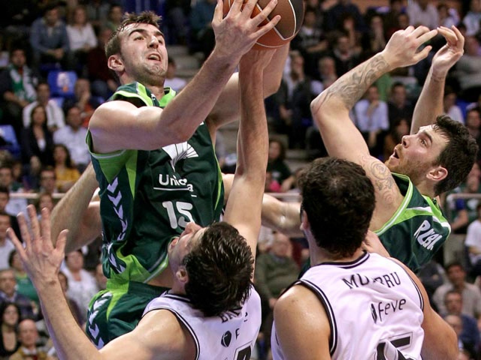 El Unicaja ofreció su mejor versión desde la llegada al banquillo de Chus Mateo y pasó por encima del Bilbao Basket (92-72), al que no dio opción e infligió una severa derrota para soñar con un futuro cruce en la lucha por el título y ganar el coefic
