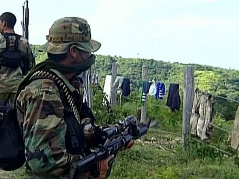 Según el Gobierno de Colombia, 3.500 mujeres son victimas de violaciones y torturas por parte de los militares, paramilitares o guerrilleros.