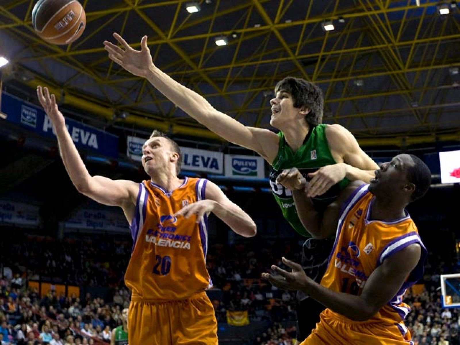 El Power Electronics Valencia arrolló al DKV Joventut (94-71) en el partido la vigésima quinta jornada de la Liga ACB, en la que el equipo catalán, pese a su buen comienzo de partido, se vio ahogado por la primera línea defensiva valenciana, superado