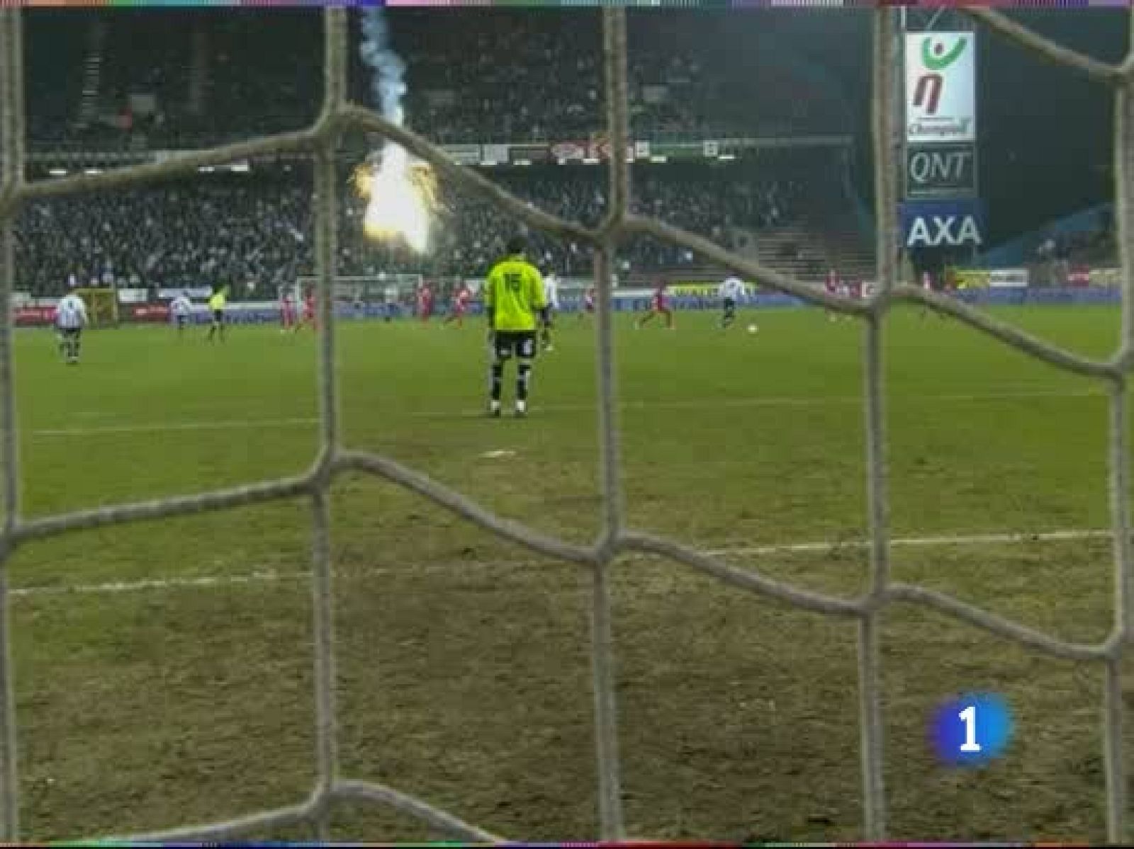Una bengala cae desde la grada justo detrás del portero del Charleroi, al caminar hacia atrás se quema la pierna y el arbitro decide interrumpir el partido durante 15 minutos. Los jugadores del Standard de Lieja, el equipo visitante, decidieron acerc