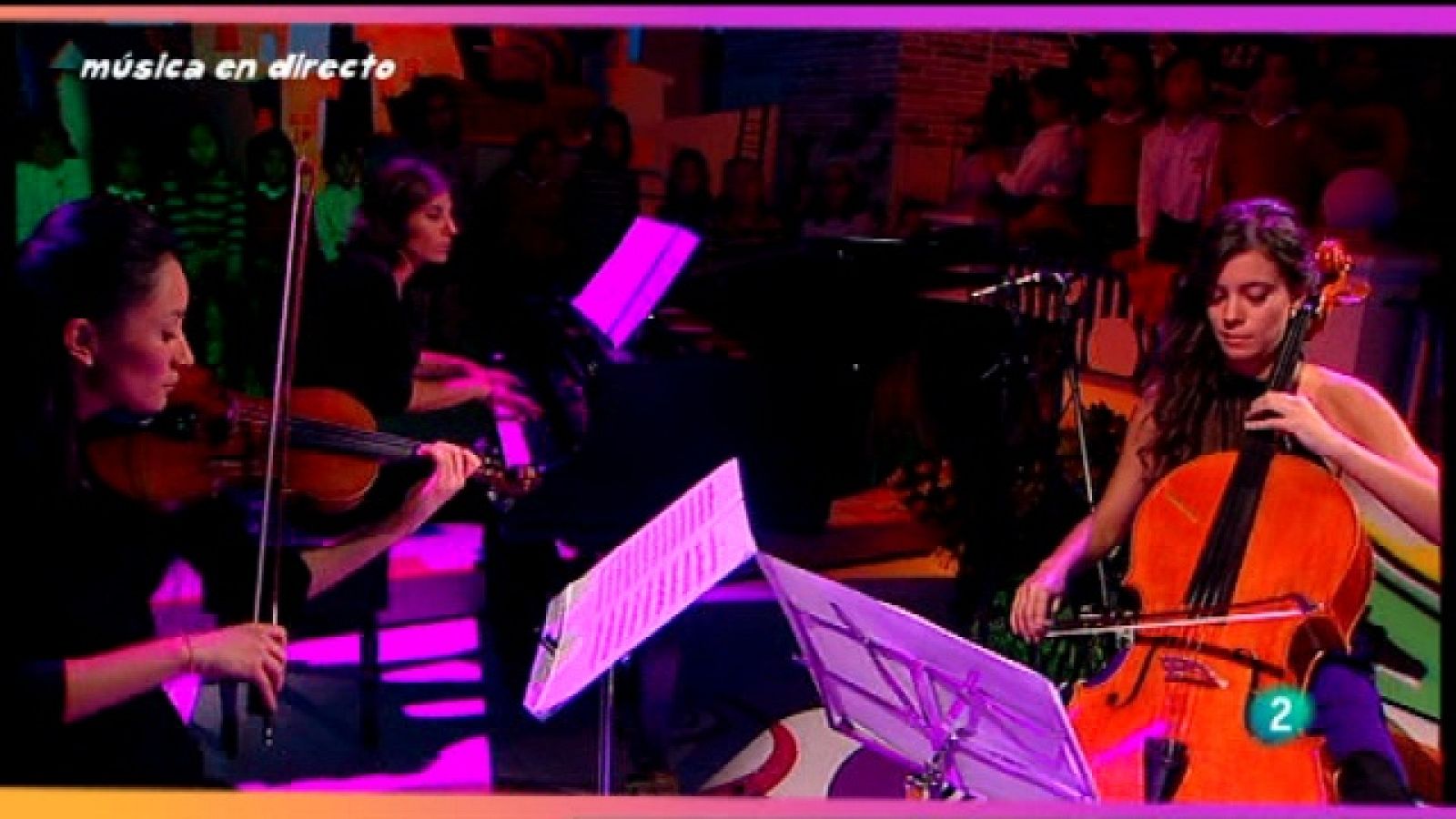 21 Fiesta de chicas - Pizzicato en Clan | Ver