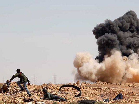  - Las tropas de Gadafi avanzan hacia el este de Libia y acorralan a los rebeldes