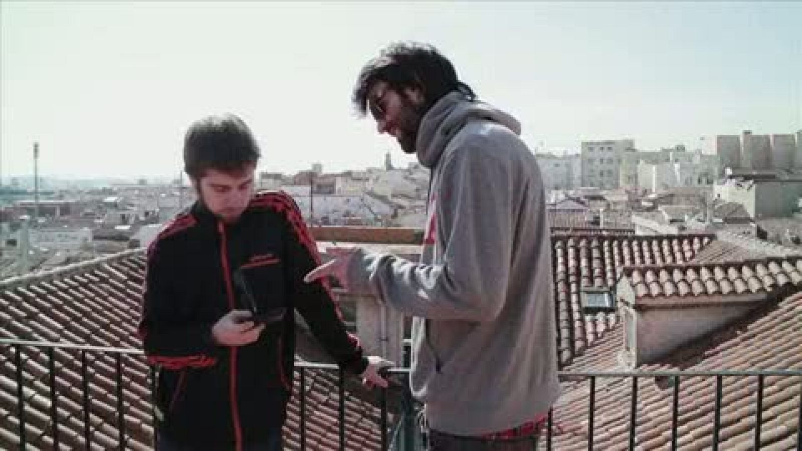 Tutoriales a la carta: Chicos que usan el móvil para ver "A la carta"