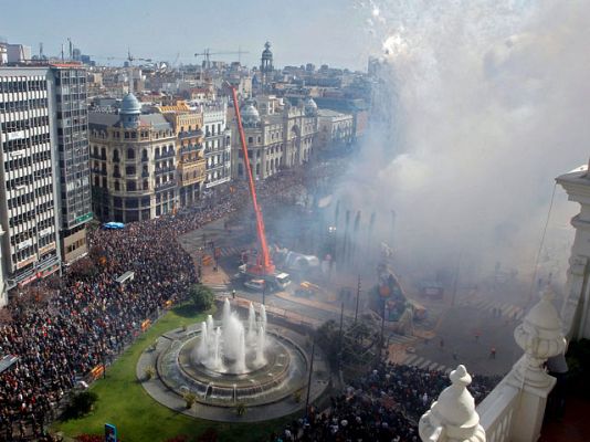 Fallas - Mascletà con material reciclable