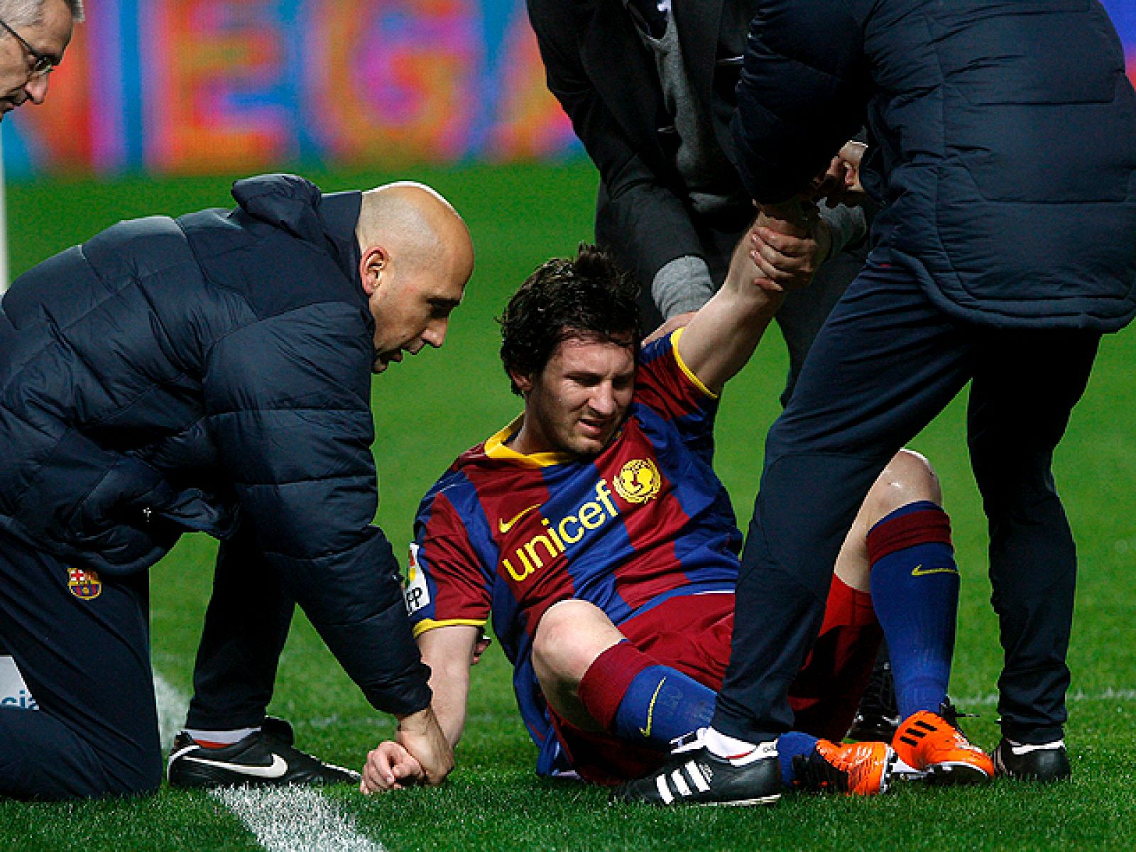 Tras el partido jugado entre Sevilla y Barça en el Pizjuán quedan muchas incógnitas. ¿Hay Liga todavía tras recortar dos puntos el Real Madrid? ¿Mereció más el equipo de Pep? ¿Fue determinante la actuación del colegiado Pérez Lasa? ¿Cuánto tiempo est