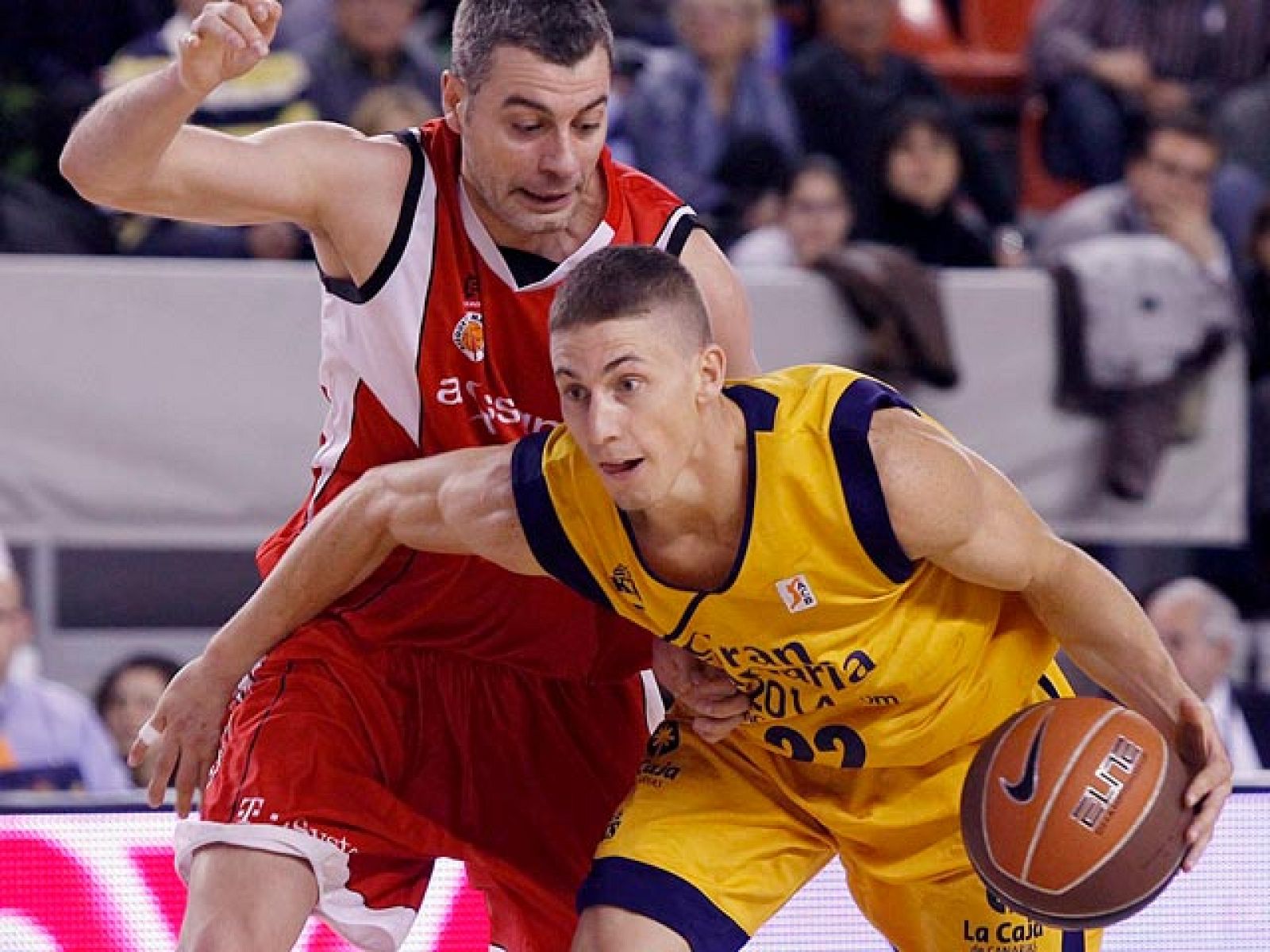 El Gran Canaria 2014 sumó su decimotercera victoria en la ACB, un triunfo basado en el tercer cuarto y en la calidad de Jaycee Carroll (25 puntos) que desarboló en todo momento la defensa del Assignia Manresa, un equipo que se encuentra en la zona de