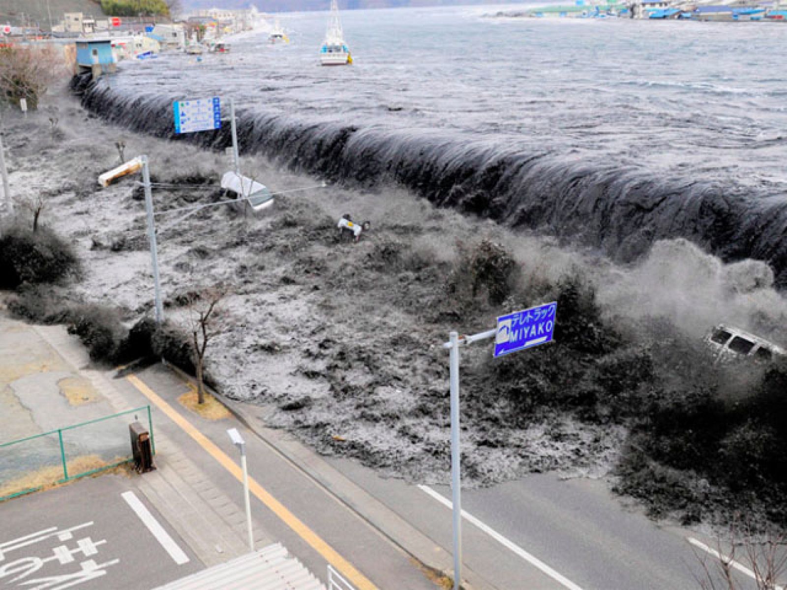 Nuevas imágenes del tsunami en Japón y de sus consecuencias