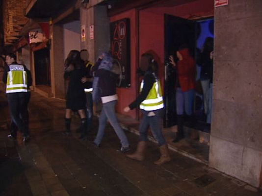 Telediario 1 - 30 arrestos por tráfico de mujeres