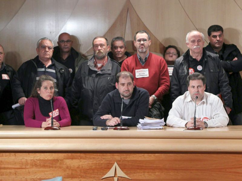 Los sindicatos y AENA llegan a un preacuerdo para desconvocar la huelga tras 17 horas de negocaición