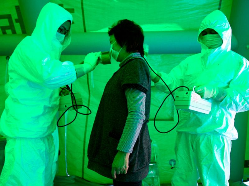 La televisión pública japonesa NHK explica la situación de la central de Fukushima Daiichi. Los operarios que intentan refrigerar los reactores de la central de Fukushima han regresado a la central