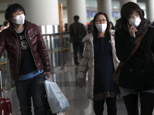 Telediario 1 - El riesgo de fuga nuclear empuja a algunos ciudadanos a los aeropuertos