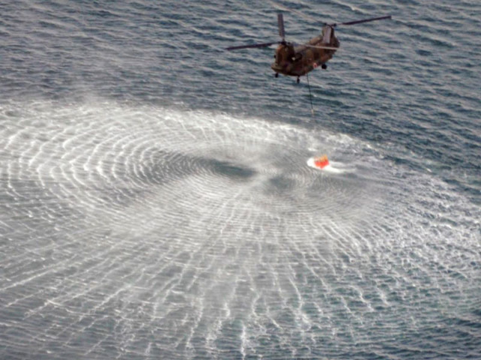 Empiezan a lanzar agua desde helicópteros para enfriar los reactores de la central de Fukushima | Ver