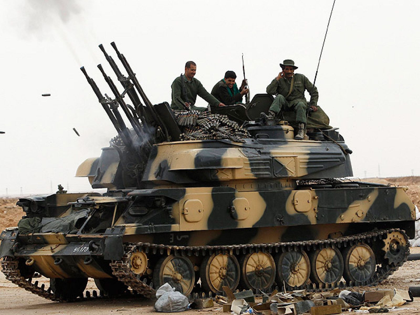 Las tropas de Gadafi siguen ganando terreno a los opositores